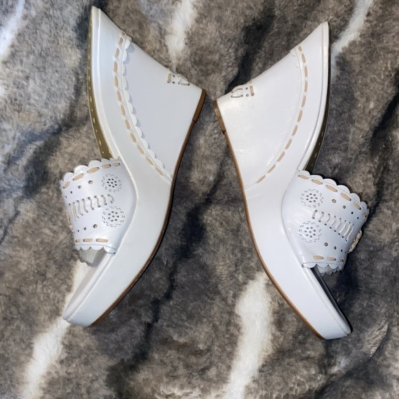 BCBGeneration White Wedge Sandals 7.5 - Picture 4 of 9